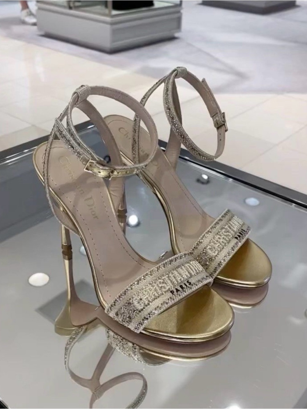 Dway Heeled Sandal
Cotton Embroidered with Metallic Thread and Gold-Tone Strass